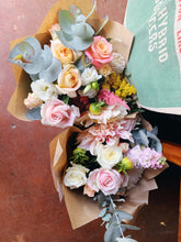 Load image into Gallery viewer, Small bouquet