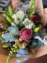 Load image into Gallery viewer, Small bouquet