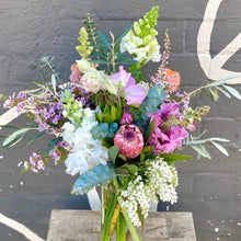 Load image into Gallery viewer, Vase arrangement