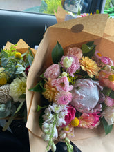 Load image into Gallery viewer, Medium bouquet